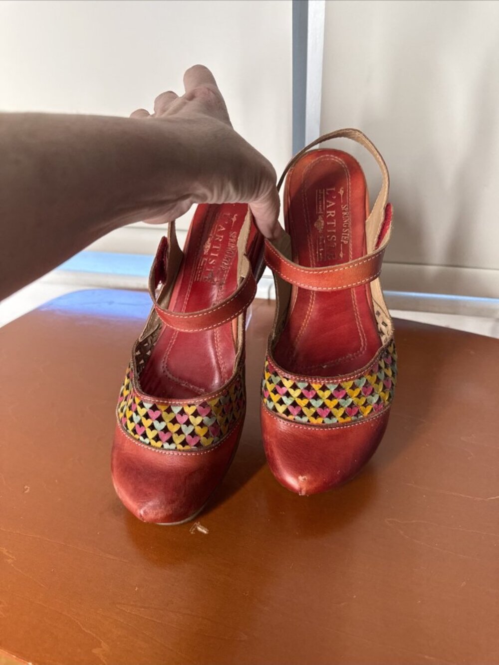 L’ARTISTE AMOUR RED SPRING CLOSED TOE SANDAL -HEARTS LEATHER 39 Size 8 8.5